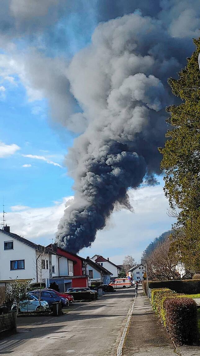 Schon von Weitem ist die Rauchsäule zu sehen.