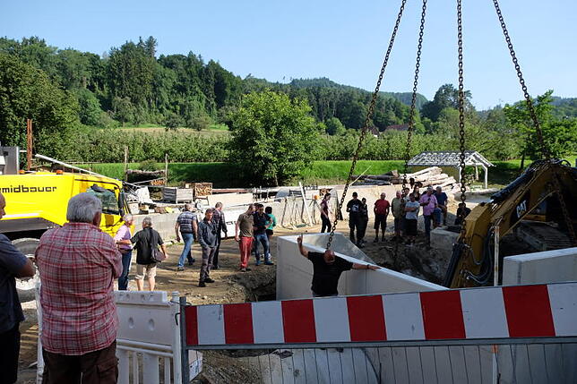 Viel Publikum hatten die Spezial-Teams in der Frickinger Kirchstraße, als das 82 Tonnen schwere Einlaufbauwerk vom Schwertransporter ...