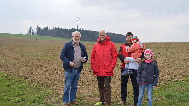 Sie freuen sich auf Blühpaten für die geplante Blumenwiese: Wilfried Keller, Hermann Schmutte und Andreas Schleicher mit seinen Kindern ...