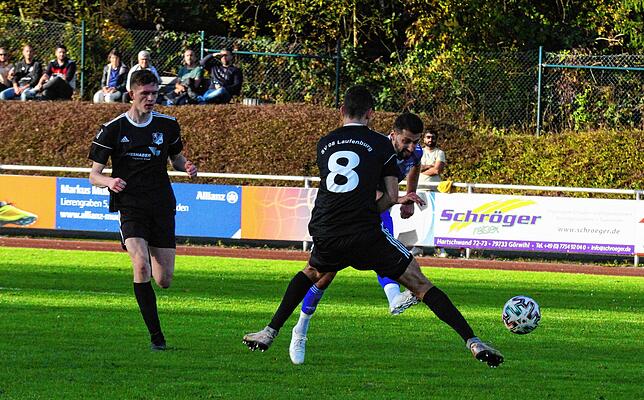 Die Führung: Ersin Demircan trifft zum 2:1 gegen den SV BW Murg. Sebastian Flaig kann nicht mehr eingreifen.