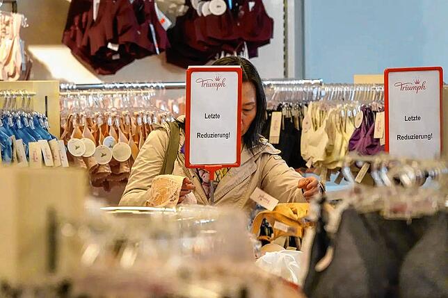 Begehrte Artikel: Gerne gehen Kunden im Outlet-Center von Triumph auf Schnäppchenjagd. (Archivbild)