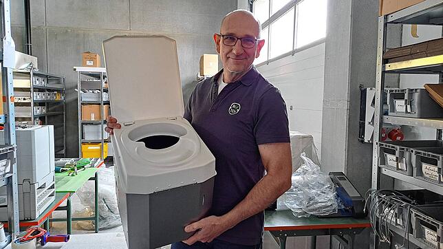 Sascha Gerner produziert in Überlingen Campingtoiletten.