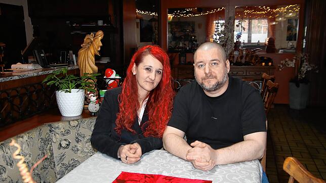 Monalisa und Vasile Lates betreiben den Gasthof Rössle in Arlen. Noch bis 23. Februar 2025 können Gäste hier einkehren. Danach ist ...