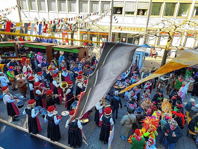 Bild 1: Die Narren sind los! Alle Bilder vom närrischen Jahrmarkt