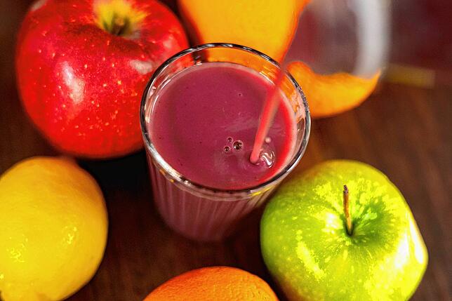 Früchte liegen um ein Glas mit einem Smoothie. Neben den Direktsaftgetränken sind die Deutschen auch Fans von Schorlen der ...