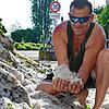 Schnee im Sommer? Nicht ganz. Der Hagel ist für Peter Schäfer aus Bodman eine willkommene Abkühlung.