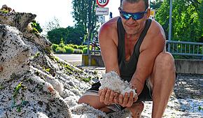 Schnee im Sommer? Nicht ganz. Der Hagel ist für Peter Schäfer aus Bodman eine willkommene Abkühlung.