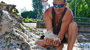Schnee im Sommer? Nicht ganz. Der Hagel ist für Peter Schäfer aus Bodman eine willkommene Abkühlung.