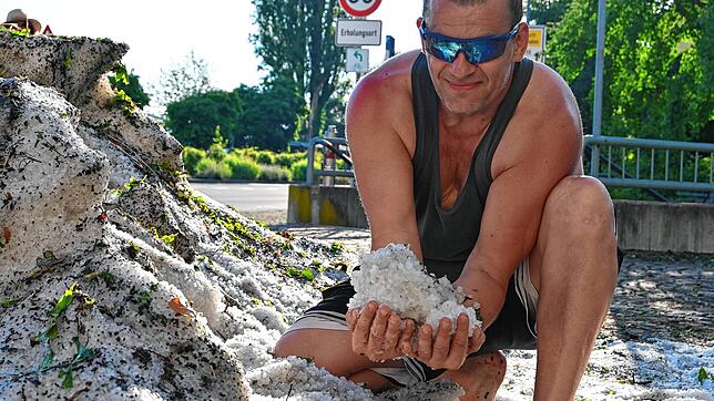 Schnee im Sommer? Nicht ganz. Der Hagel ist für Peter Schäfer aus Bodman eine willkommene Abkühlung.