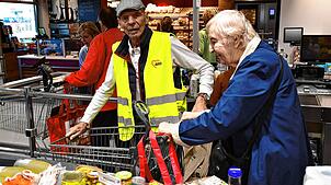Auch als Helfer an der Kasse beim Einkaufen im Supermarkt ist Chauffeur Frieder Baginski (Bild) den Seniorinnen und Senioren behilflich. ...
