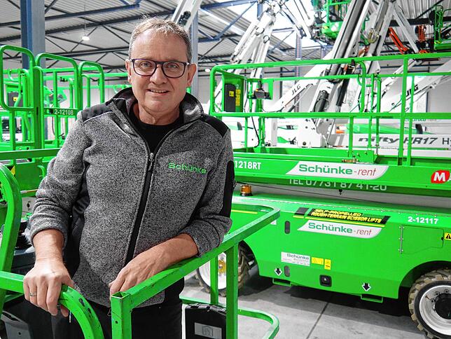 Markus Bohl arbeitet als Niederlassungsleiter der Firma Schünke in Singen. Das Bild zeigt ihn in der Halle im Singener Industriegebiet.