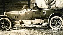 Der Kraftfahrer Andreas Wieland während des 1. Weltkriegs in einem Pkw des Kraftfuhrparks Müllheim.