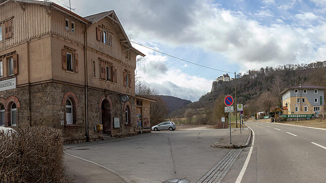 Wird die L 277 beim Hausener Bahnhof und rechts bei der Gaststätte "Bahnhof" wegen der Bauarbeiten zur Nahwärmeversorgung in Hausen ...