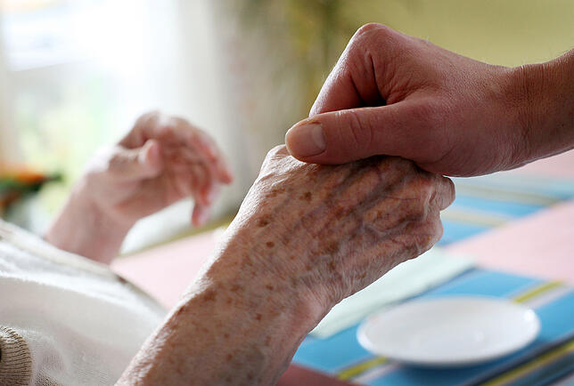 Wenn Angehörige einen Patienten berühren, streicheln oder ansprechen, verändert sich dessen Blutdruck und Puls.