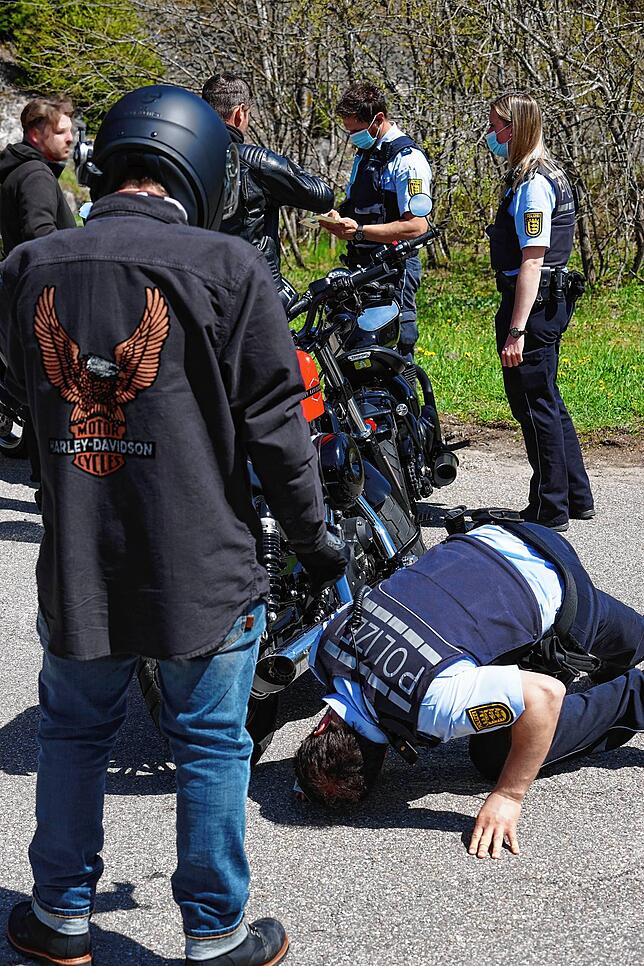 Jede Maschine sieht anders aus – da muss der Polizist ganz genau prüfen, was Originalteile und Nicht-Originalteile sind.