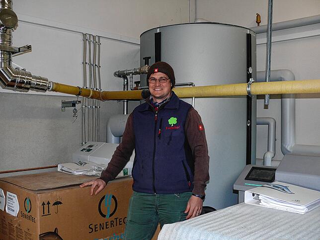Florian Fuchs beim BHKW des Hofes. Es ist mit modernster Technik ausgestattet – läuft aber momentan leider mit Gas.