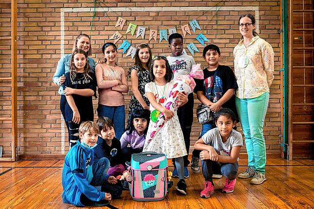 Familienklasse 1: Die Erstklässler mit Klassenlehrern Jasmin Schaufler und Irina Botyen.