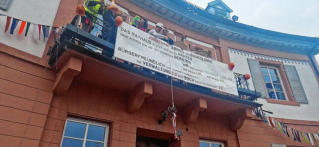 Irgendwann muss sich der Bürgermeister der Narrengewalt beugen und lässt am Seil den Schlüssel vom Balkon seines Dienstzimmers herunter.
