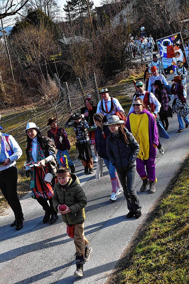 Bild 12: Bunter Fasnachtsumzug begeistert die Narren in Eigeltingen