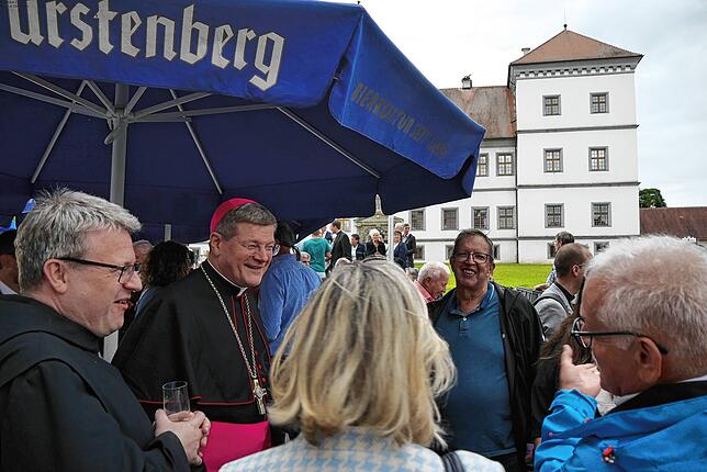 Beim Stehempfang nach dem Festgottesdienst auf dem Kirchenvorplatz sucht Erzbischof Stephan Burger (2. v. links) das Gespräch mit den ...