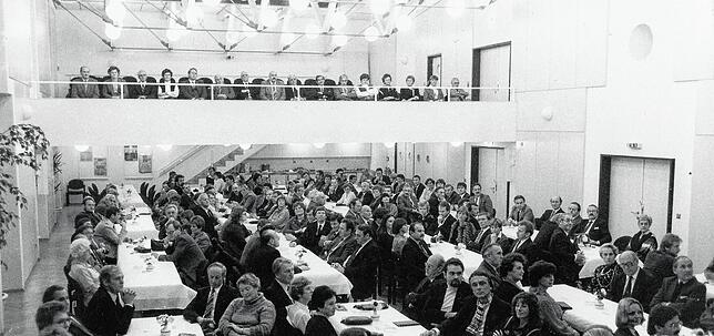 Einweihung der Adler Post am 5. November 1983. Die Tische waren voll.