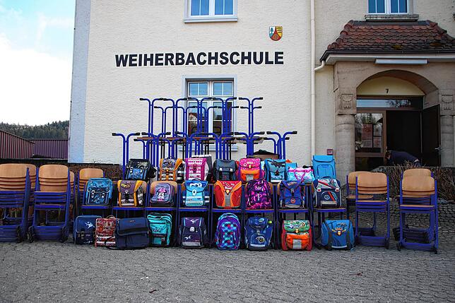 Alle Spenden auf einen Blick: Tische, Stühle und Schulranzen.