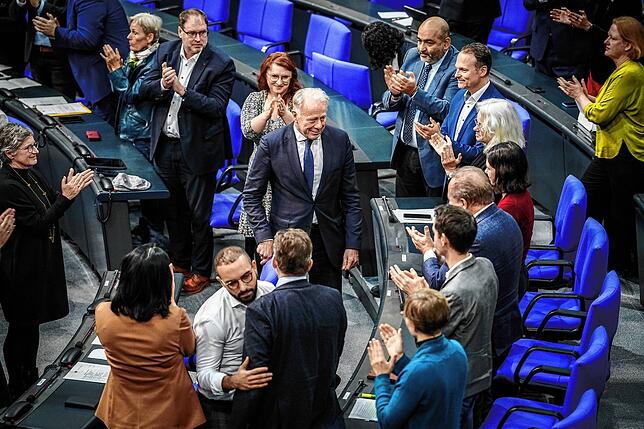 Würdevoller Abgang: Jürgen Trittin bekommt nach seiner letzten Rede im Bundestag viel Beifall von Abgeordneten. Er saß 25 Jahre lang für ...
