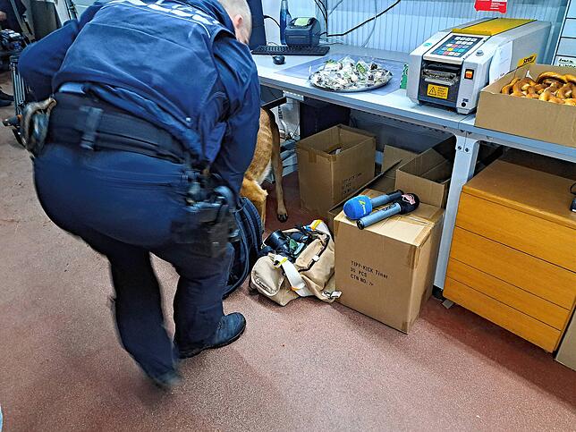 Strenge Sicherheitsvorkehrungen: Hier ist ein Beamter mit einem Sprengstoff-Suchhund im Einsatz.