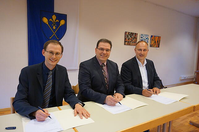 Die drei Bürgermeister Micha Bächle (Bräunlingen), Tobias Link (Löffingen) und Michael Kollmeier (Hüfingen) unterzeichnen die ...