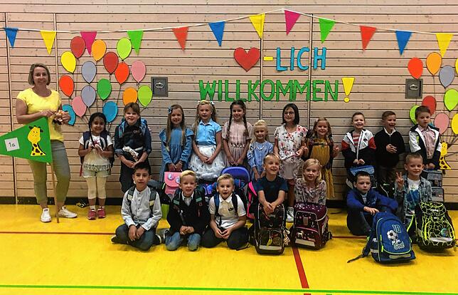 Die Klasse 1a der Hardbergschule in Worblingen am ersten Schultag mit ihrer Klassenlehrerin Stefanie Berger bei der Einschulungsfeier.