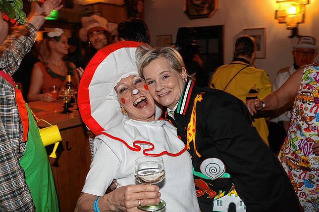 Bild 7: Konstanzer Straßenfasnacht 2025: Auch am Freitagabend wird in den Gassen gefeiert