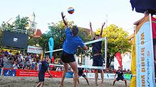 Viele spannende Szenen gab es während der Stadtmeisterschaft im Beachvolleyball bei den Beach Days auf dem Landungsplatz zu sehen.