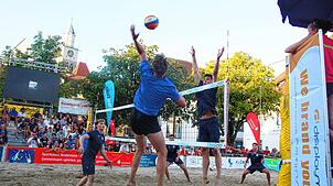 Viele spannende Szenen gab es während der Stadtmeisterschaft im Beachvolleyball bei den Beach Days auf dem Landungsplatz zu sehen.