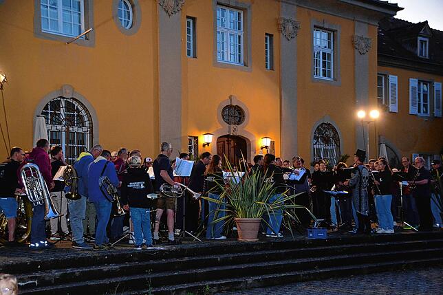 Rund 100 Musiker spielen im Reithof ein gemeinsames Konzert
