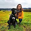 Wenn Schulhund Mica mit Madeleine Schöllhorn nicht gerade in der Schule ist, sind die beiden auch auf Spaziergängen im Grünen unterwegs.