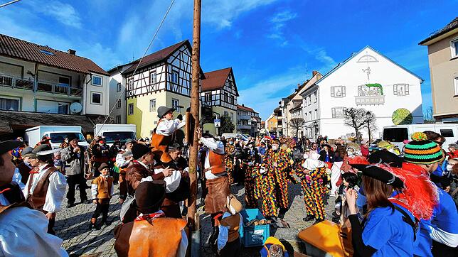 Bild 34: Bilder vom Kindernarrenbaum-Setzen auf dem Gustav-Hammer-Platz in Stockach