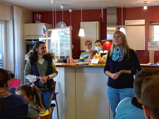 Renate Hold (rechts), Leiterin des Mehrgenerationenhauses und Dolmetscherin Halyna Wolf (links), die ursprünglich aus Lwiw kommt und ...