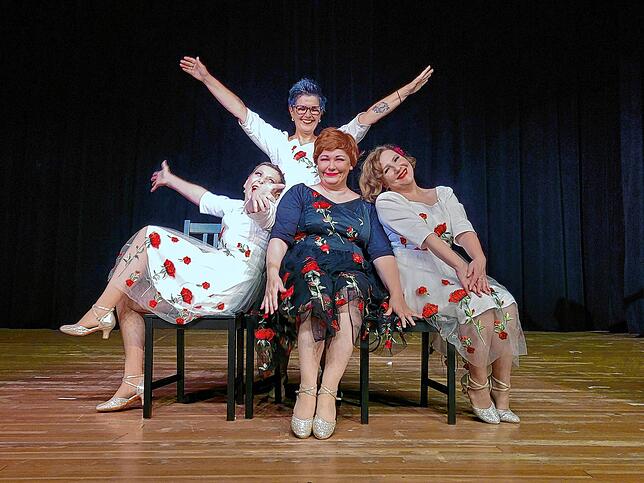 Für die Bailanderas soll es nur rote Rosen regnen – aber bitte mit Sahne (von links): Christine Schünemann, Marion Grünewald, Ines ...