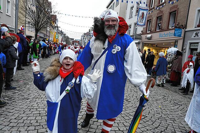 Stolz präsentieren sich auch die kleinen Glonkis beim Umzug des Vereins am Montag.