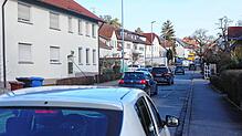 Schnell zu fahren, war hier wegen der am Rand geparkten Fahrzeuge und des hohen Verkehrsaufkommens nicht ratsam. Jetzt gilt auf der ...