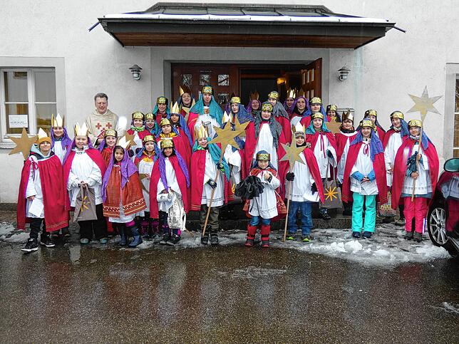 Rund 30 Sternsinger – so viele wie lange nicht mehr – sind in Lottstetten von Haus zu Haus gezogen.