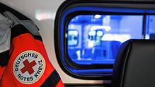 Eine Einsatzjacke des Deutschen Roten Kreuzes (DRK) in der Fahrerkabine eines Rettungswagens. Hier ein Symbolbild.