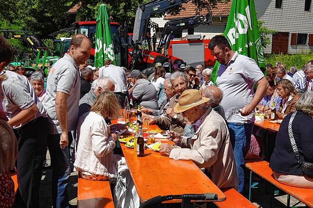 Bild 15: Die Plätze waren im Nu belegt – großes Gedränge beim Traktorenfest in Rotzingen