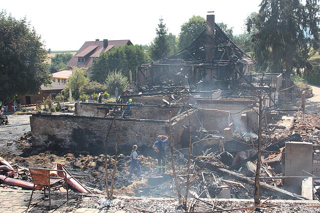 Blick von oben: Die Ruine des alten Bauernhauses. Die Feuerwehr konnte ein Übergreifen der Flammen auf weitere Gebäude verhindern.