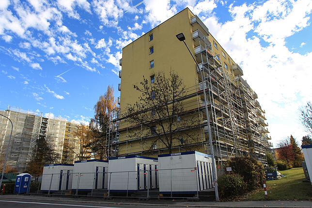 Der Blick auf die Vonovia-Blöcke im Jahr 2018: mit Baugerüst und Toilettencontainern.