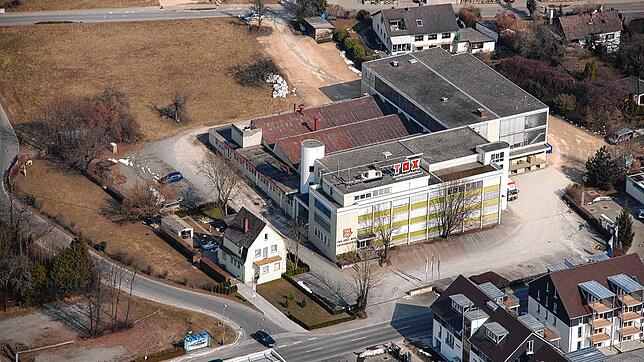 Anfang der 2000er-Jahre standen kaum Wohnhäuser links an der Straße Salzbachäcker und oben am Kornblumenweg. Neben der Firma Tox Dübel ...