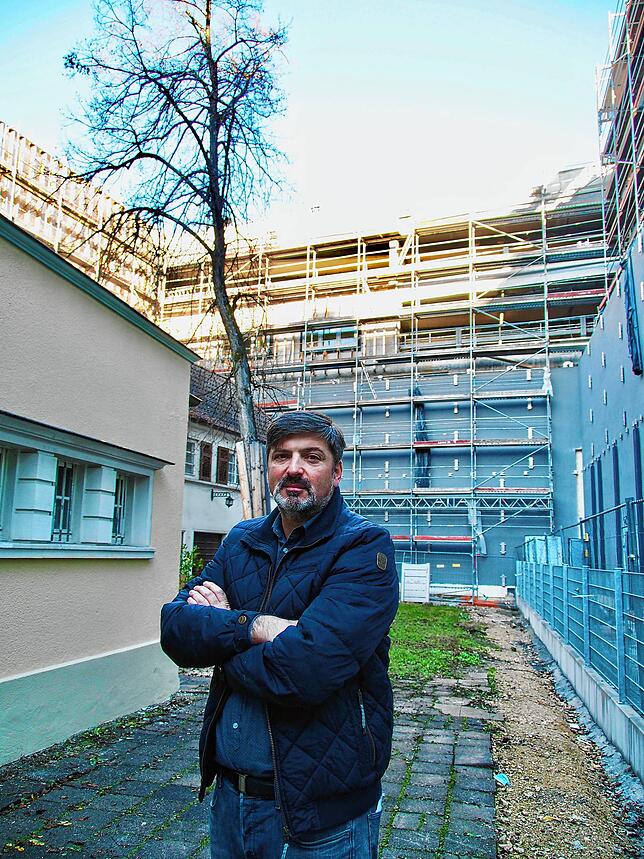 Caféhaus-Betreiber Nino Merusic fühlt sich nicht beengt durch das Cano. Er freut sich im Gegenteil auf die größere geschützte Terrasse, ...