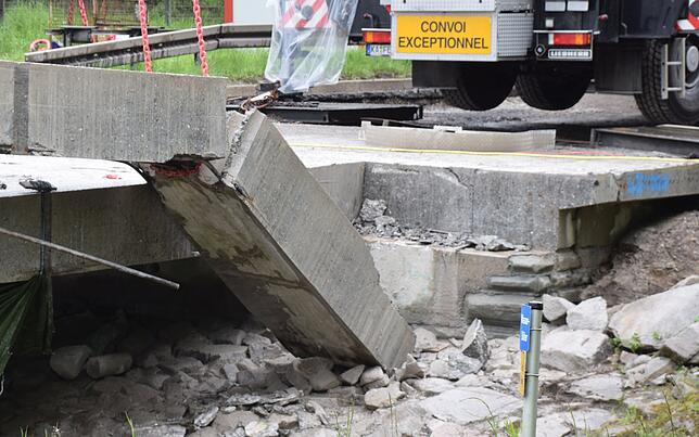 Bild 3: Ein Autokran hebt die rund 25 Tonnen schweren Einzelteile der B313-Brücke weg