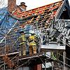 Auch am Donnerstag noch gefordert: Die Feuerwehr muss in der Nacht bis Donnerstagmittag drei weitere Male zum Brand ausrücken, um erneut ...