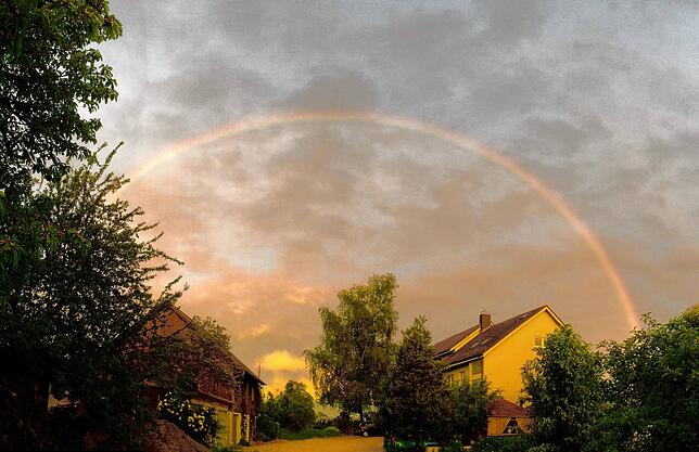Vor dem Brand: Die Scheune im Lilienweg mit den darunter liegenden Garagen (links) und rechts gegenüber das Wohnhaus.